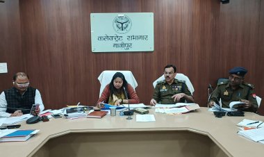 डीएम ने एसडीएम और क्षेत्राधिकारियों को दिया आदेश गुण्डा एक्ट वाले व्यक्तियों को चिन्हित कर करें नोटिस जारी