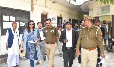 लोकसभा चुनाव की तैयारी में जुटा जिला प्रशासन, एसपी डीएम ने किया बूथों का स्थलीय निरीक्षण