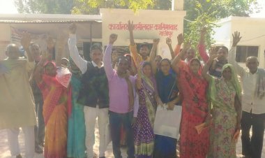 पीएम आवास में धन उगाही पर ग्रामीणों ने प्रधान के खिलाफ़ एसडीएम को सौंपा ज्ञापन
