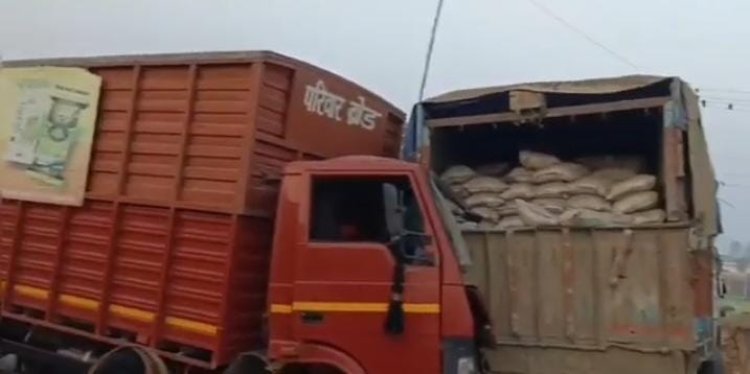 डीसीएम और ट्रक में हुई टक्कर, दो घायल