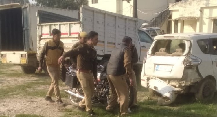 पिकअप और मोटर साईकिल में टक्कर तीन घायल