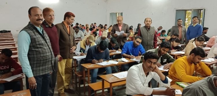 बी० एड० की परीक्षा के अंतिम दिन दो नकलची पकड़े गए, 30 परीक्षार्थी रहे अनुपस्थित