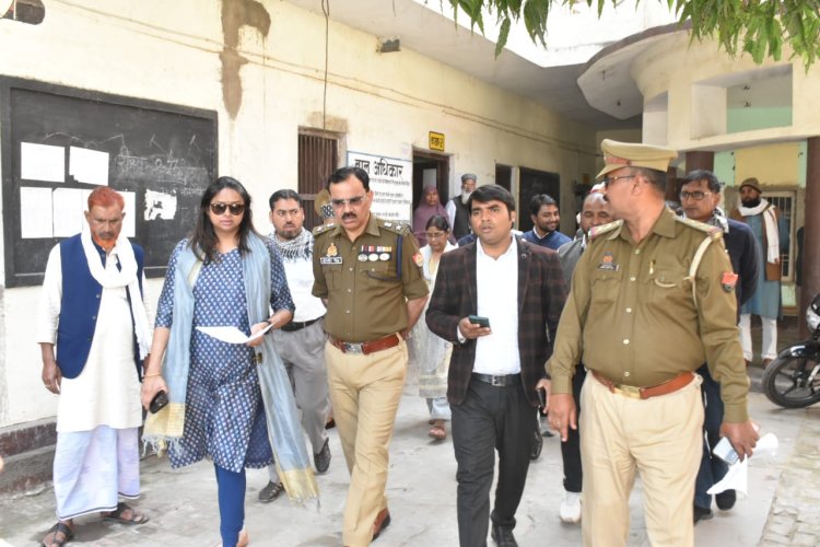 लोकसभा चुनाव की तैयारी में जुटा जिला प्रशासन, एसपी डीएम ने किया बूथों का स्थलीय निरीक्षण