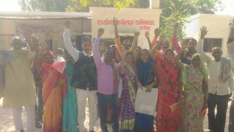 पीएम आवास में धन उगाही पर ग्रामीणों ने प्रधान के खिलाफ़ एसडीएम को सौंपा ज्ञापन