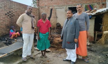अज्ञात कारणों से झोपड़ी में लगी आग, तीन भैंस और पशु पालक भी झुलसा