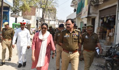 डीएम और एसपी ने किया भारी फोर्स के साथ पैदल  गस्त