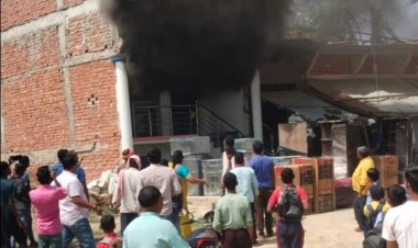 फर्नीचर व इलेक्ट्रानिक्स के गोदाम में लगी आग से लाखों का सामान राख