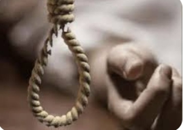 पेड़ से लटकता मिला युवक का शव मची सनसनी, पुलिस जांच में जुटी