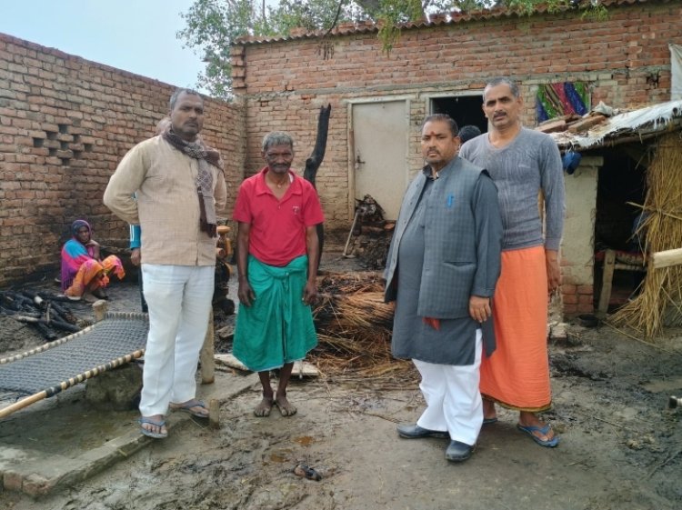 अज्ञात कारणों से झोपड़ी में लगी आग, तीन भैंस और पशु पालक भी झुलसा