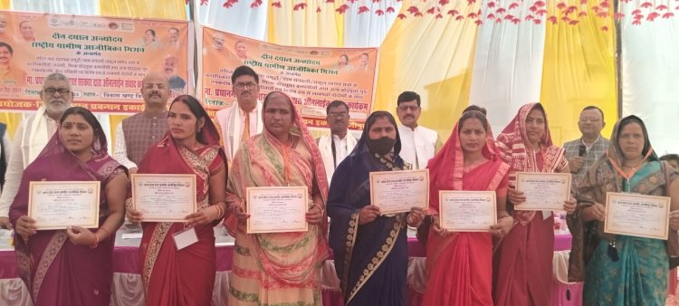केन्द्र में मोदी सरकार और प्रदेश में योगी सरकार से हो रहा जन जन का विकास - एमएलसी प्रतिनिधि प्रदीप पाठक