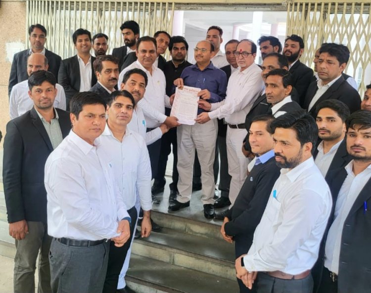 सरकार की योजना गड्ढा मुक्त रोड का पालन करें लापरवाह अधिकारी- ओमवीर सिंह