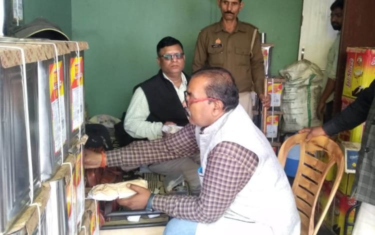 त्यौहार से पहले ही एक्सन में खाद्य सुरक्षा अधिकारियों ने छापा मारकर सैकड़ों लीटर तेल किया सीज