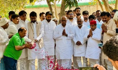 मुख्तार अंसारी के कब्र पर श्रद्धांजलि देने पहुंचें पुर्व सांसद धर्मेन्द्र यादव