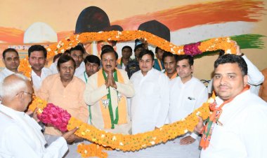 मोदी कश्मीर से लेकर कन्याकुमारी तक विकास के माध्यम से पूरे देश को जोड़ने का कार्य कर रहे है - महेश शर्मा