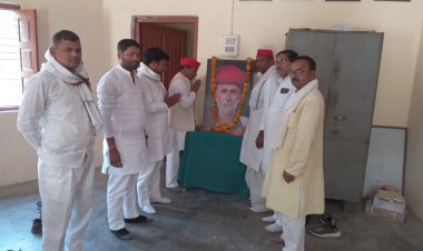 महात्मा ज्योतिराव फुले की जयंती पर सपाइयों ने दिया श्रद्धांजलि