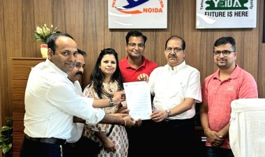 जेवर हवाई अड्डे रैपिड मेट्रो पर डेकर फ्लायओवर और एलिवेटेड रोड परियोजना के लिए सीईओ यमुना प्राधिकरण को सौंपा पत्र