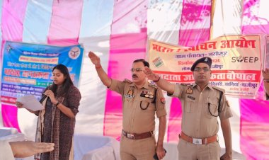 निर्भीक होकर करें मतदान जन चौपाल कार्यक्रम में डीएम एसपी ने दिलाया शपथ