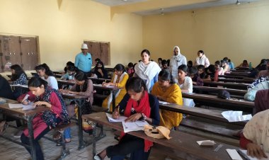 हिंदू स्नातकोत्तर महाविद्यालय में बी.ए.चतुर्थ सेमेस्टर की परीक्षा में नकल करते पकड़ी गई छात्रा