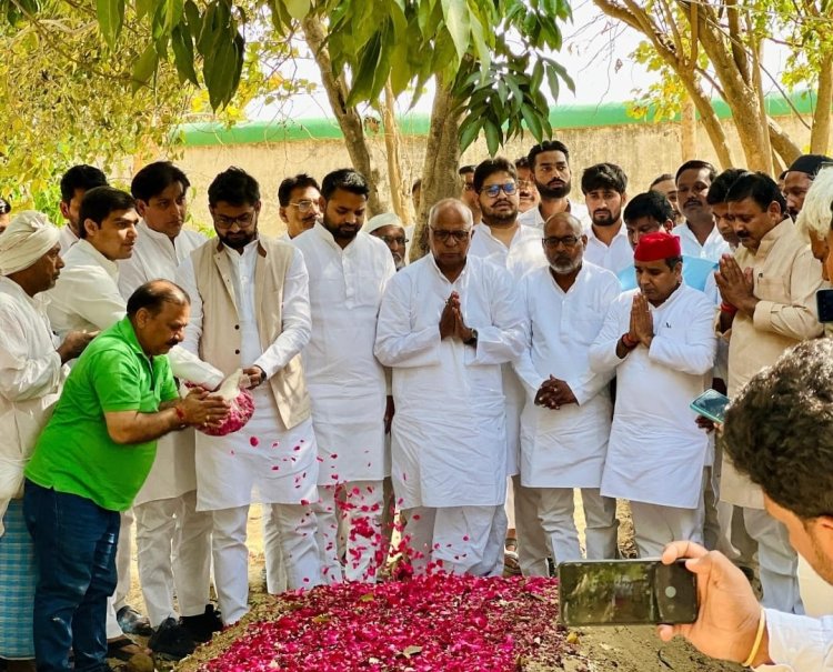 मुख्तार अंसारी के कब्र पर श्रद्धांजलि देने पहुंचें पुर्व सांसद धर्मेन्द्र यादव