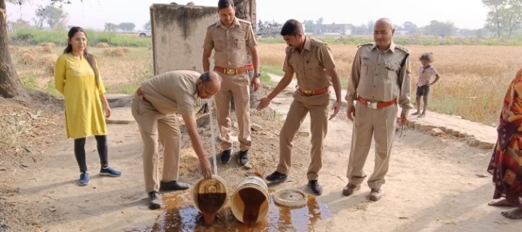 आबकारी निरीक्षक ने 35 लीटर कच्ची शराब को किया नष्ट