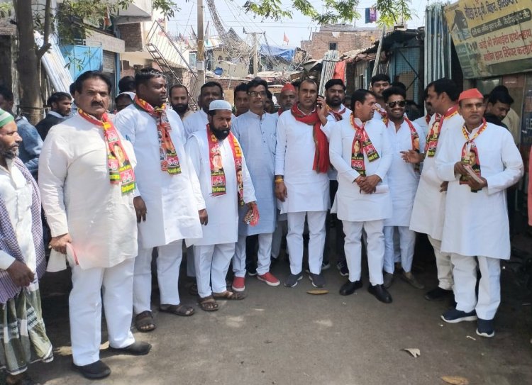 सपाइयों ने अलविदा जुमा पर मस्जिदों में पहुंचकर इंडिया गठबंधन के प्रत्याशी के हक में मांगे वोट