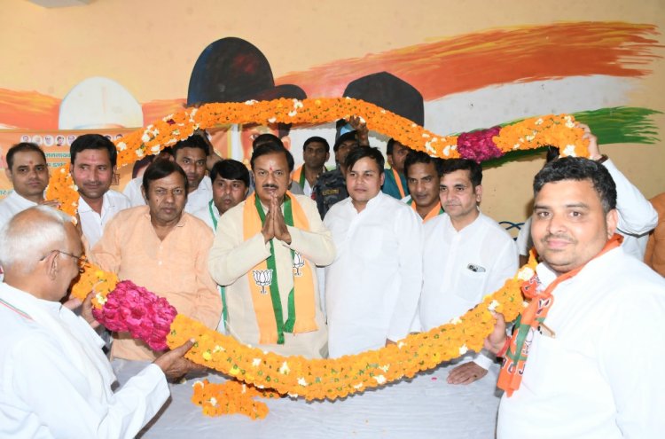 मोदी कश्मीर से लेकर कन्याकुमारी तक विकास के माध्यम से पूरे देश को जोड़ने का कार्य कर रहे है - महेश शर्मा