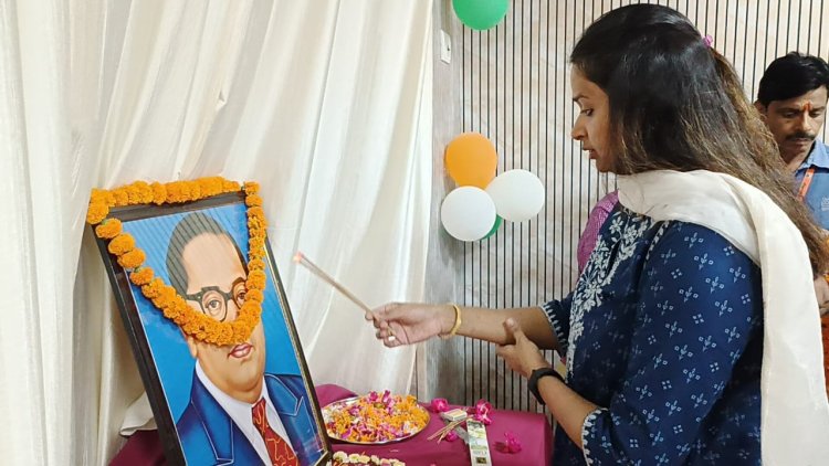 बाबा साहब की सच्ची श्रद्धांजलि तभी होगी, उनके बताए गए विचारों पर चलें- डीएम