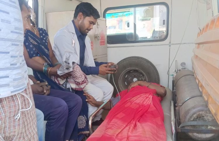 बाइक से धक्का लगने पर सड़क किनारे कराह रही थी महिला, 108 एंबुलेंस ने पहुंचाया स्वास्थ्य केंद्र