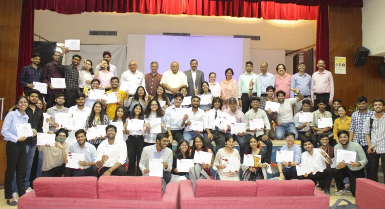 वार्षिक पुरस्कार वितरण समारोह में छात्र हुए पुरस्कृत