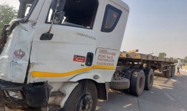 फ़ोर लेन पर ट्रक ट्रैक्टर की आमने सामने टक्कर ,एक कि मौत