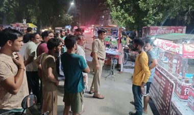 सोसाइटी के निवासियों के साथ पैदल गश्त कर पुलिस अधिकारियों  ने दिया सुरक्षा का भरोसा