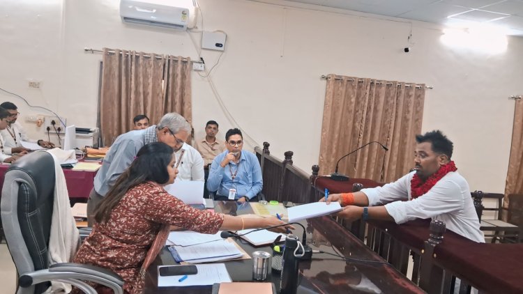 लोकसभा -  सत्यदेव यादव और कुबेर राम सहित 19 ने खरीदा नामांकन पत्र 