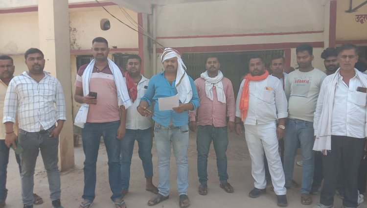 अरे वाह ओवर लोड ट्रकों के खिलाफ ट्रक मालिकों ने एसडीएम को सौंपा पत्रक