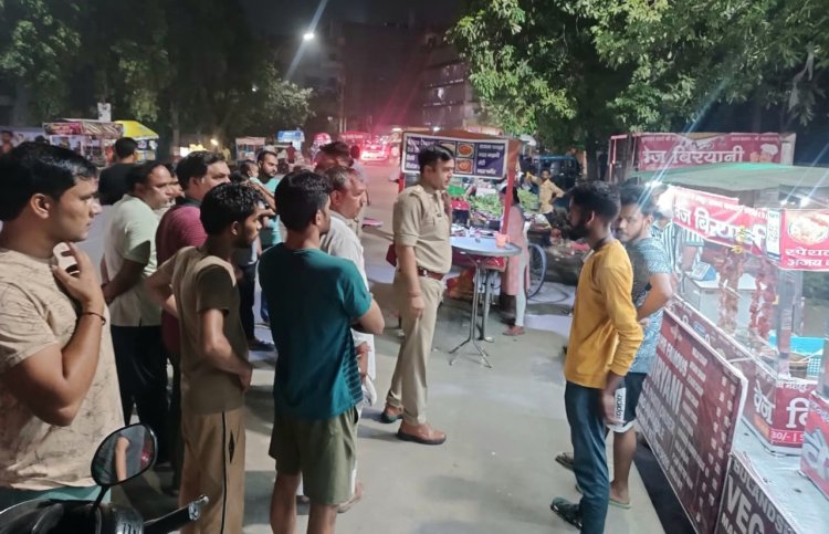 सोसाइटी के निवासियों के साथ पैदल गश्त कर पुलिस अधिकारियों  ने दिया सुरक्षा का भरोसा