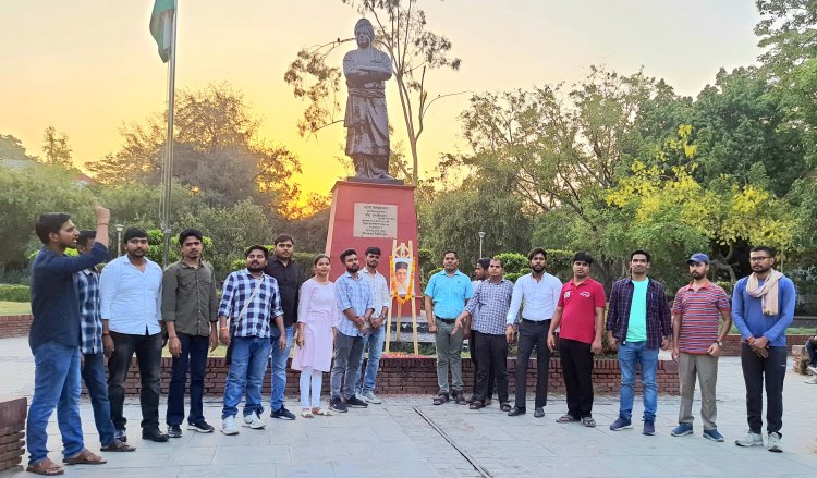 अभाविप ने दिल्ली विश्वविद्यालय में पुष्पांजलि कार्यक्रम व परिचर्चा का अयोजन कर मनाई सावरकर जयंती