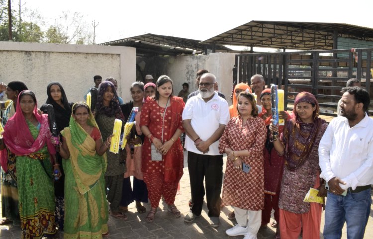 डॉ. सुभाष गुप्ता और उनके सुपुत्र द्वारा नंदी पार्क की गायों को चारा खिलाने की सेवा