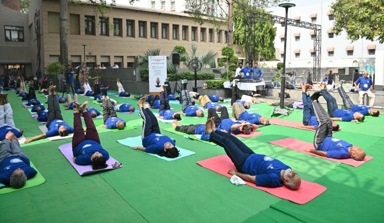 योग दिवस पर आईजीएनसीए में योगाभ्यास
