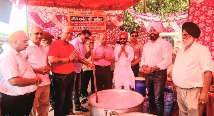 नोएडा पंजाबी समाज ने लगाई मीठे शरबत की छबील