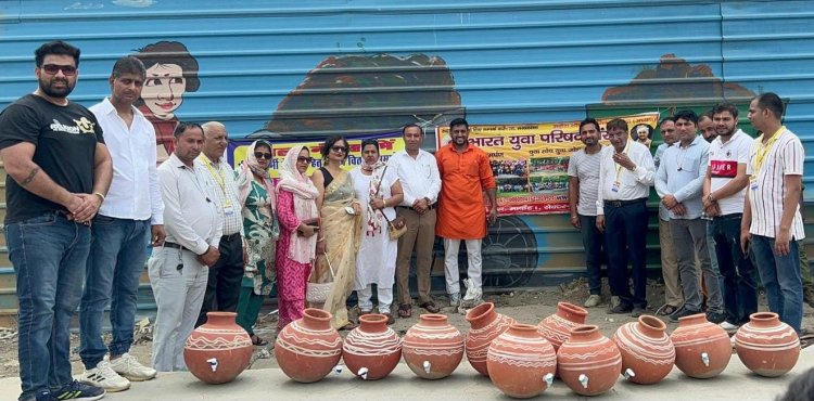 सफाई सेवकों में पानी के घड़ों का किया वितरण - आदेश त्यागी