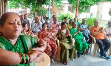 उत्साह उमंग से हंसी योग के सदस्यों ने मनाई हरियाली तीज 