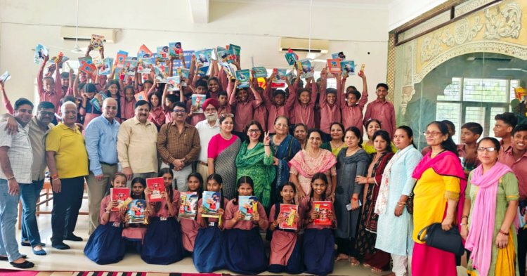 नोएडा पंजाबी एकता समिति ने की शिक्षण सामग्री वितरण