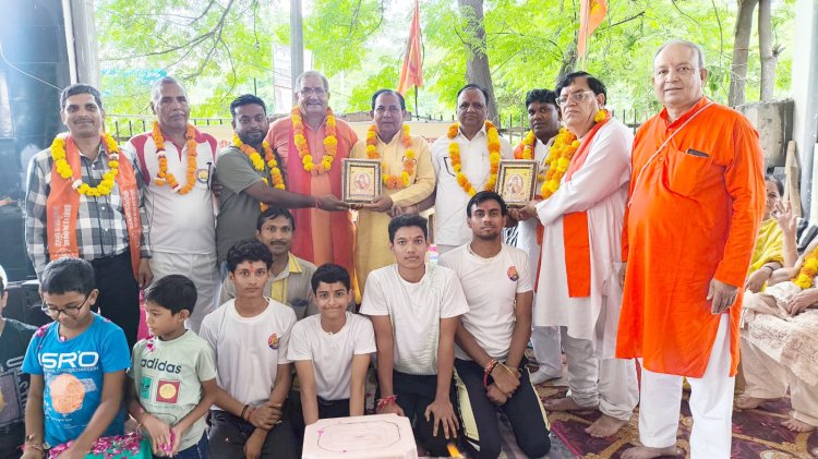 यज्ञोपवीत माता,पिता व गुरु ऋण से उऋण होने का संदेश देता है - आचार्य महेन्द्र 