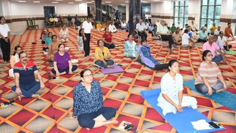प्रसिद्ध नाभि चिकित्सक निर्भय ने एक योग व चिकित्सा शिविर लगाया