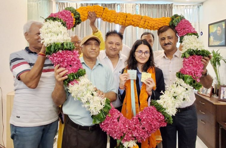 आरडब्ल्यूए 27 ने दी चैस ओलिंपियाड 2024 विजेता वंतिका अग्रवाल को बधाई