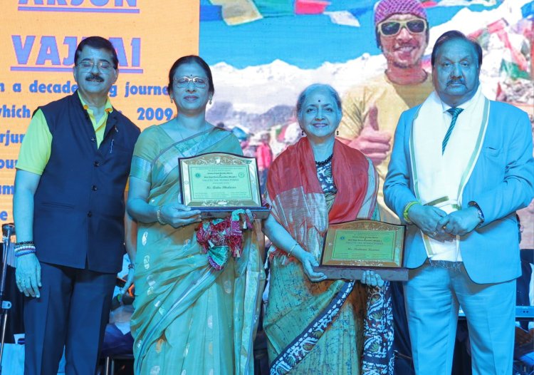 लायन ए. के. मित्तल, डिस्ट्रिक्ट गवर्नर ने पद्मिनी कुमार एवं अनीता भाल्वर को लायंस क्लब इंटरनेशनल के 'सल्युट टू वीमेन पॉवर' से सम्मानित किया