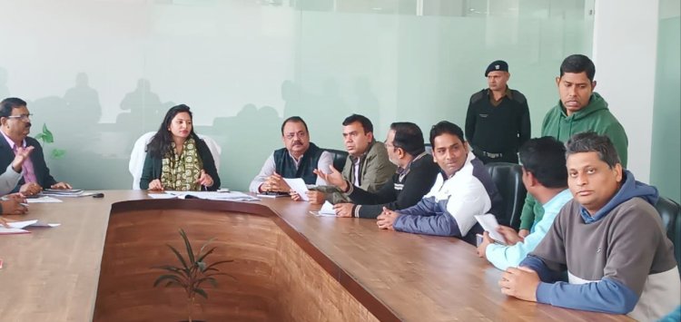 नेफोवा ने ग्रेटर नोएडा प्राधिकरण एसीईओ प्रेरणा सिंह और अन्य अधिकारियों के साथ मिलकर क्षेत्र की समस्याओं से अवगत कराया