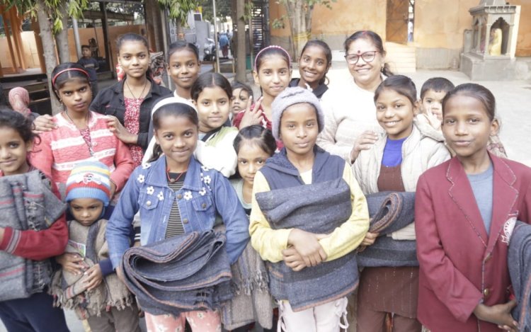 शाम्भवी महामुद्रा टृस्ट में पढ़ने बाले वच्चो एवम् गरीब लोगों को किए कंबलो का वितरण