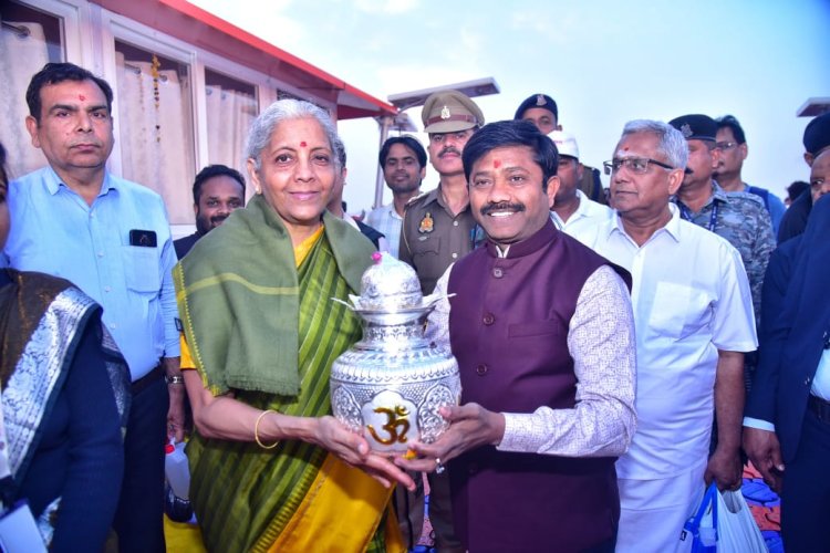 केंद्रीय वित्त मंत्री निर्मला सीतारमण पहुंची प्रयागराज