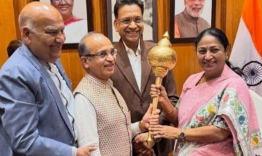 दिल्ली की मुख्यमंत्री बनने पर श्रीमती रेखा गुप्ता को लव कुश रामलीला कमेटी के प्रतिनिधियो ने दी बधाई