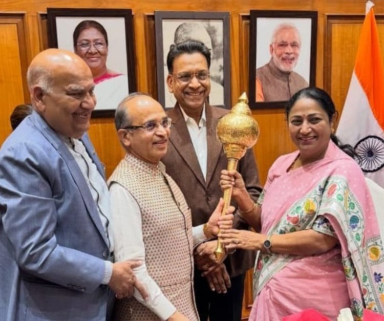 दिल्ली की मुख्यमंत्री बनने पर श्रीमती रेखा गुप्ता को लव कुश रामलीला कमेटी के प्रतिनिधियो ने दी बधाई